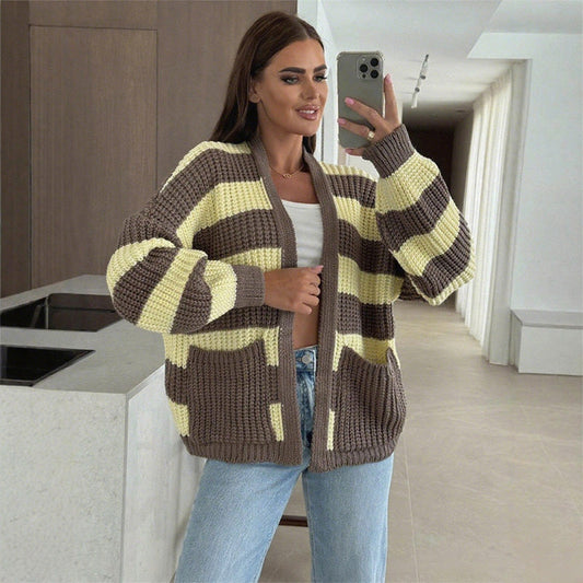 Stylowy w paski w paski w paski, otwartym przednim swetrze